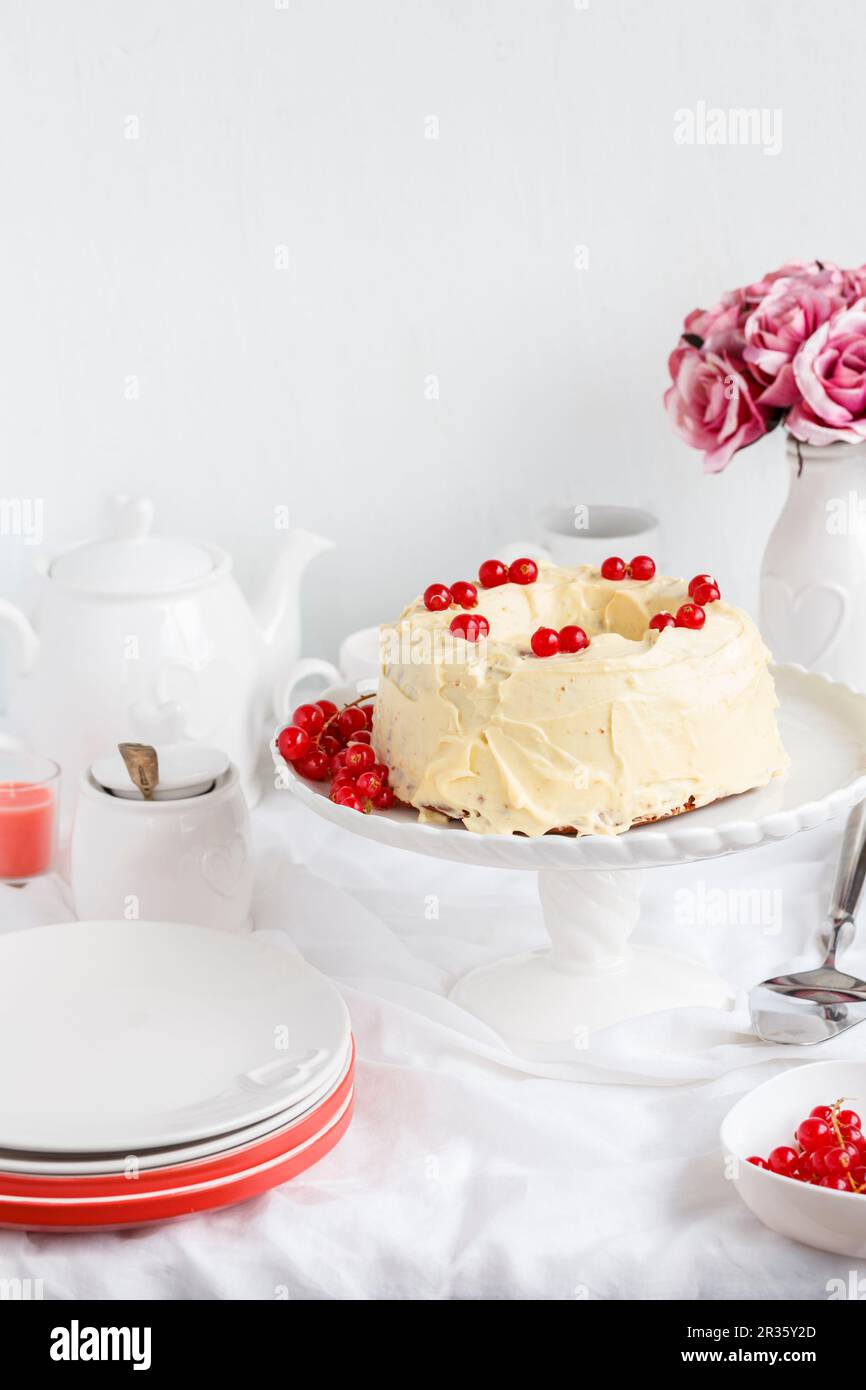 Schokoladenkuchen mit Buttercreme und roten Johannisbeeren Stockfoto
