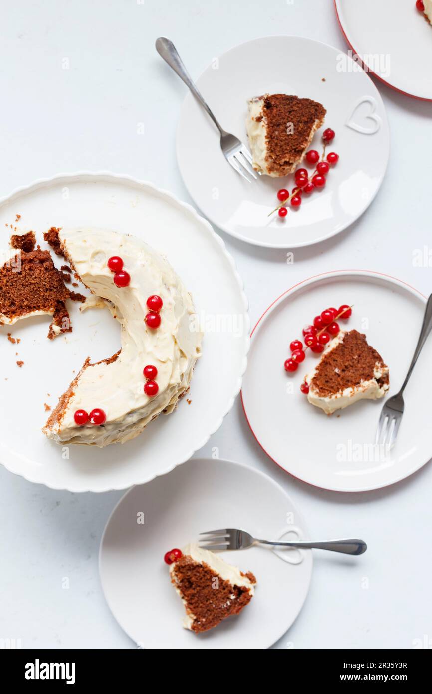 Schokoladenkuchen mit Buttercreme und roten Johannisbeeren Stockfoto