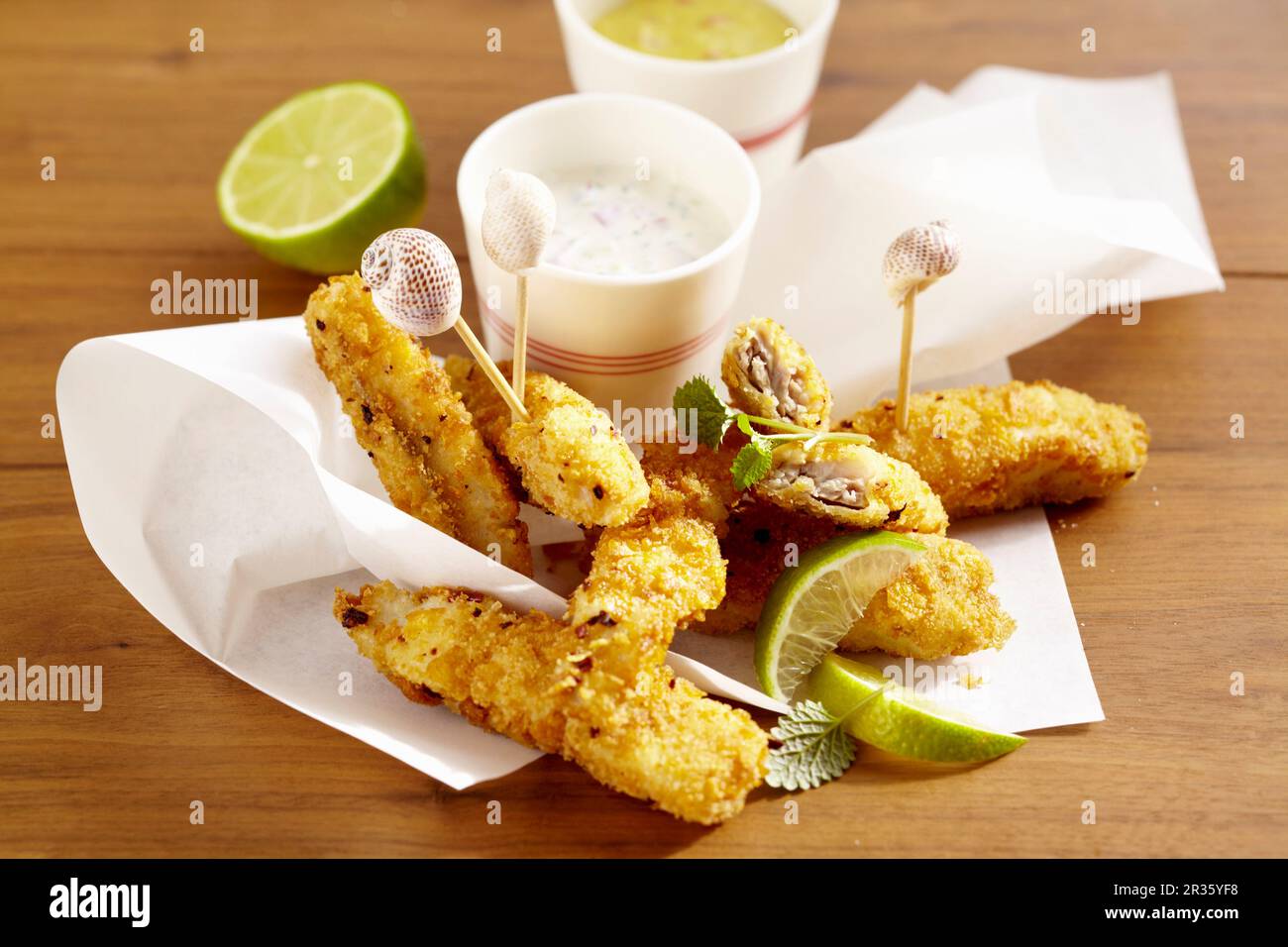 Pollack-Fischfinger mit Maisflockenbeschichtung Stockfoto