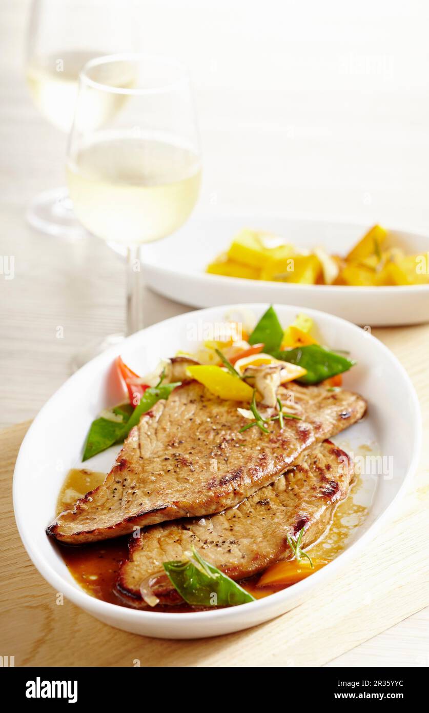 Gebratenes Kalbfleisch mit gewürfelter Polenta Stockfoto