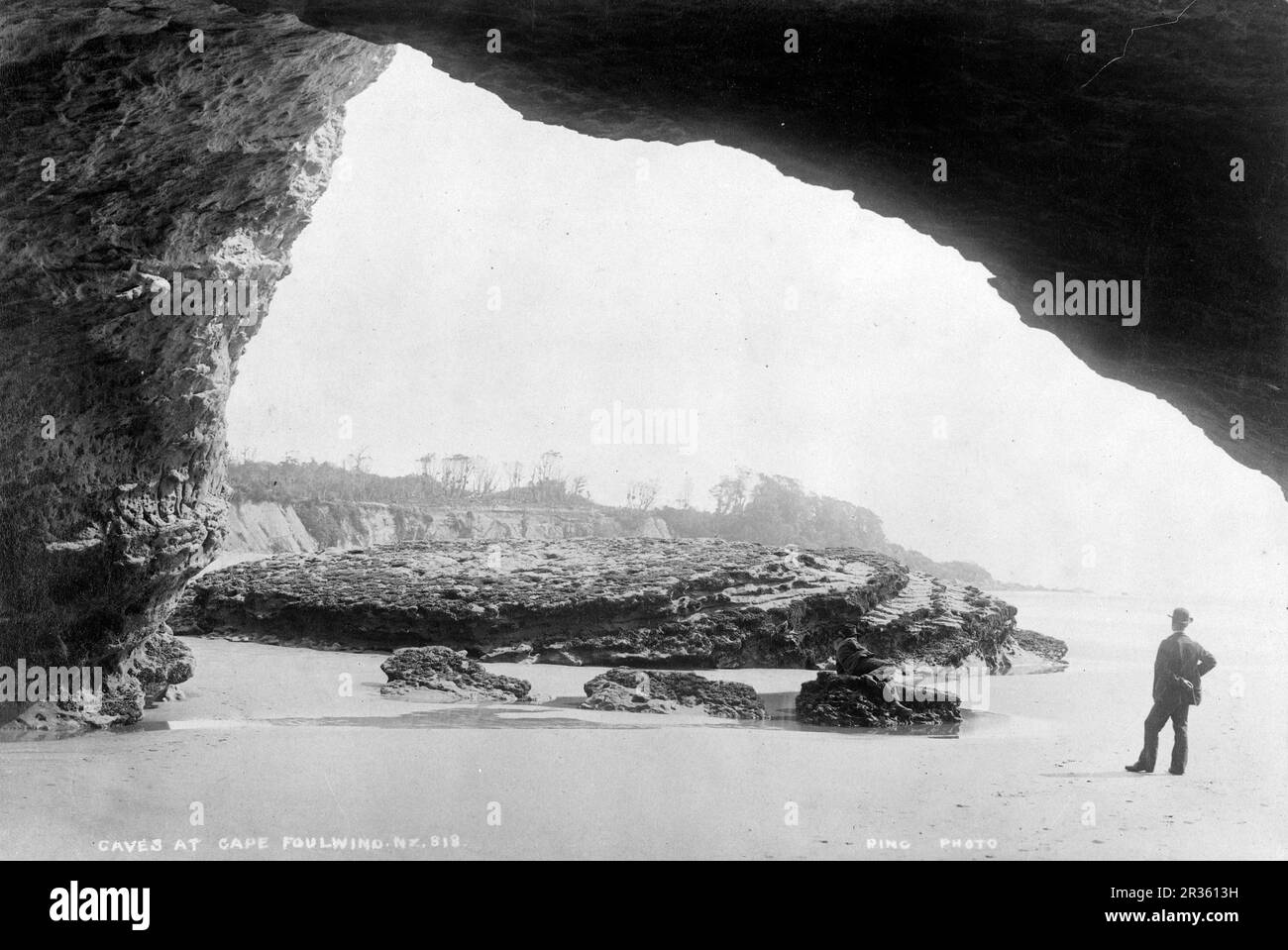 Höhlen in Cape Foulwind, Neuseeland, zwischen 1879 und 1929 Uhr von James Ring Stockfoto