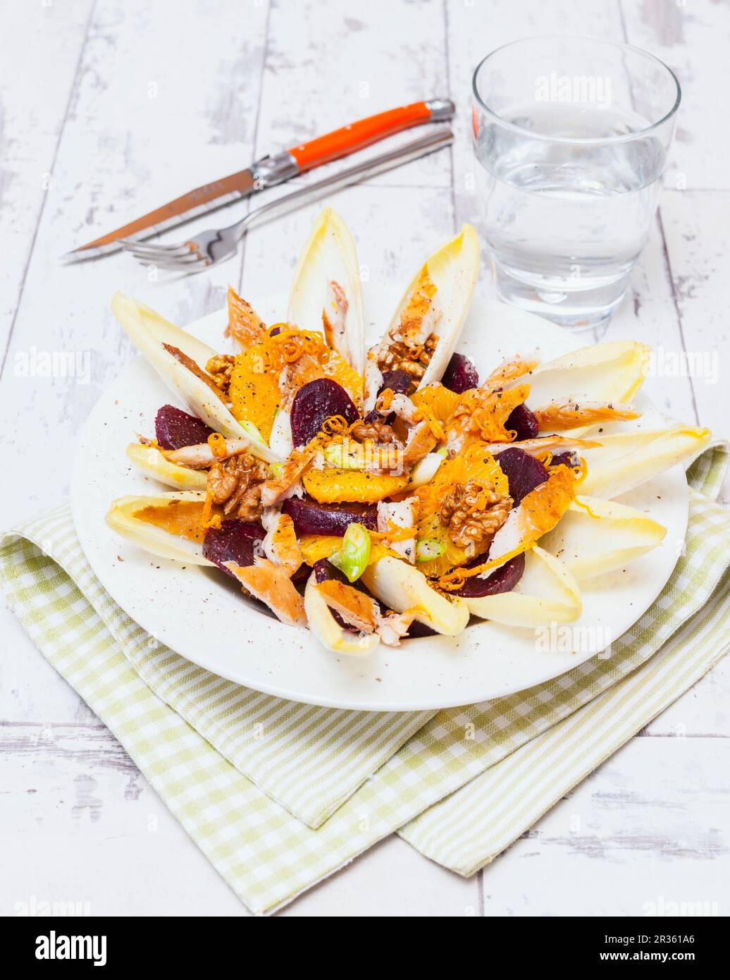 Salat mit Chicorée, Orangen, Rote Bete, Räuchermakro und Walnüssen Stockfoto
