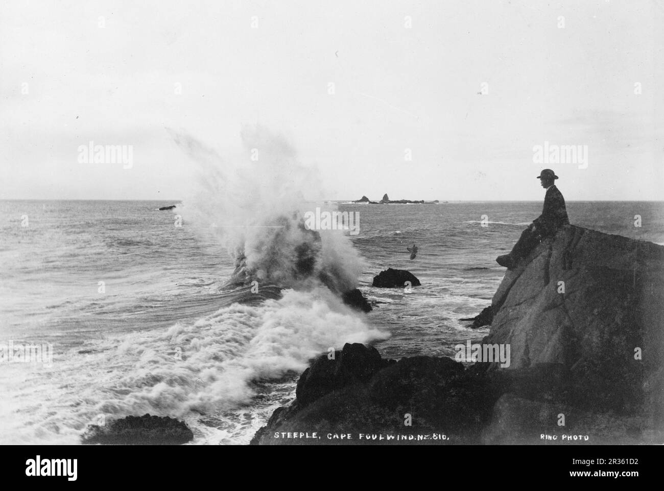 Zwischen 1879 und 1929 Uhr stürzen sich die Wellen in den Steeple Rock am Cape Foulwind, Neuseeland, vom James Ring Stockfoto
