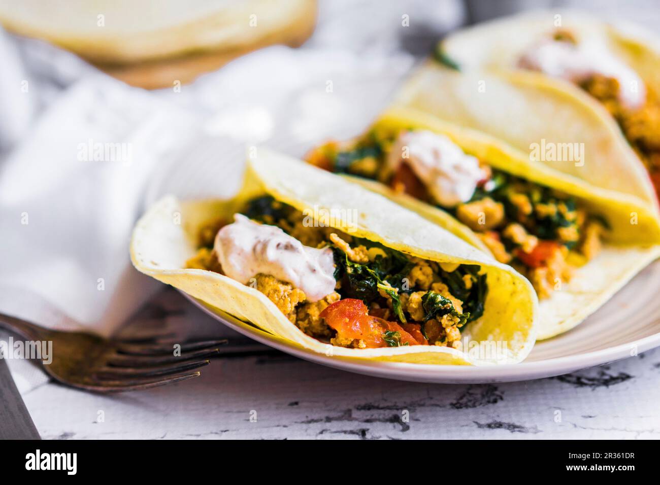 Tacos mit Hähnchen und Gemüse Stockfoto