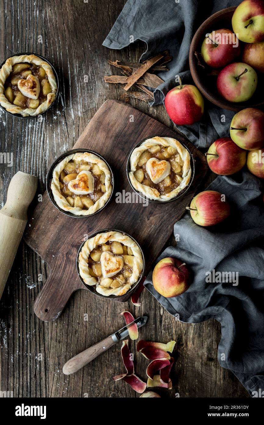 Apple Törtchen mit Herzen verziert Stockfoto