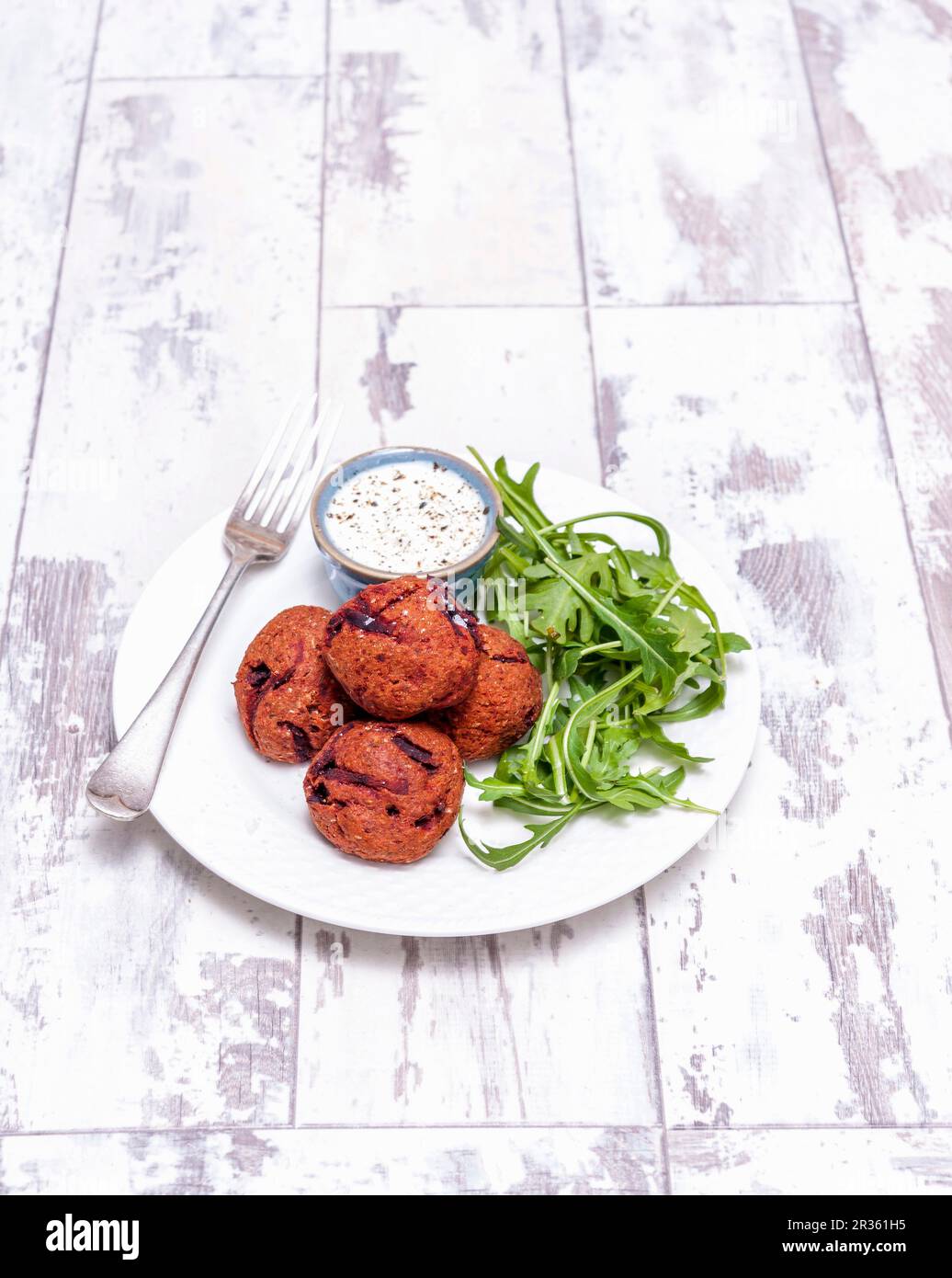 Rote Bete Falafel mit Joghurt und Rucola Stockfoto