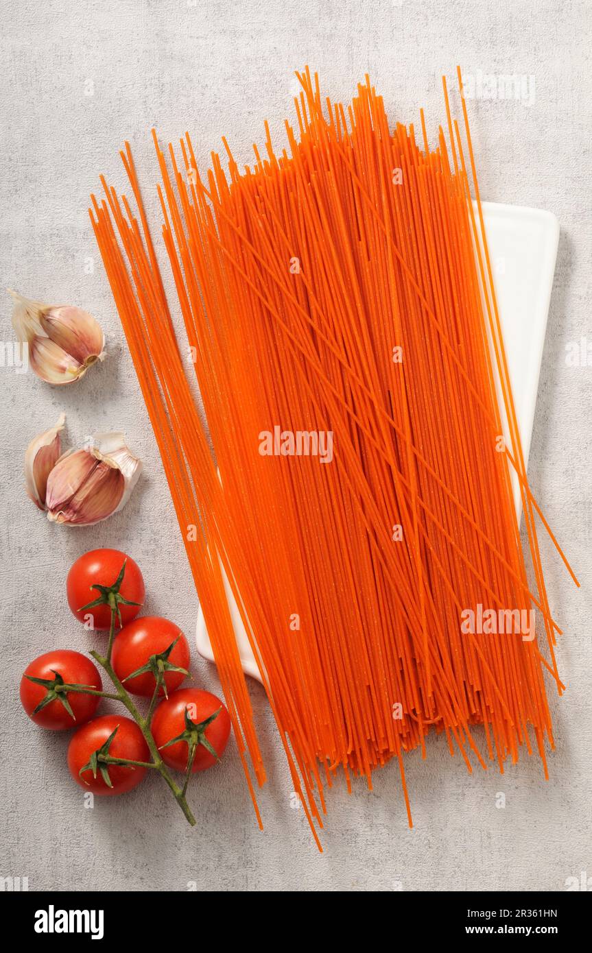 Ungekochte Tomaten-Spaghetti (von oben gesehen) Stockfoto