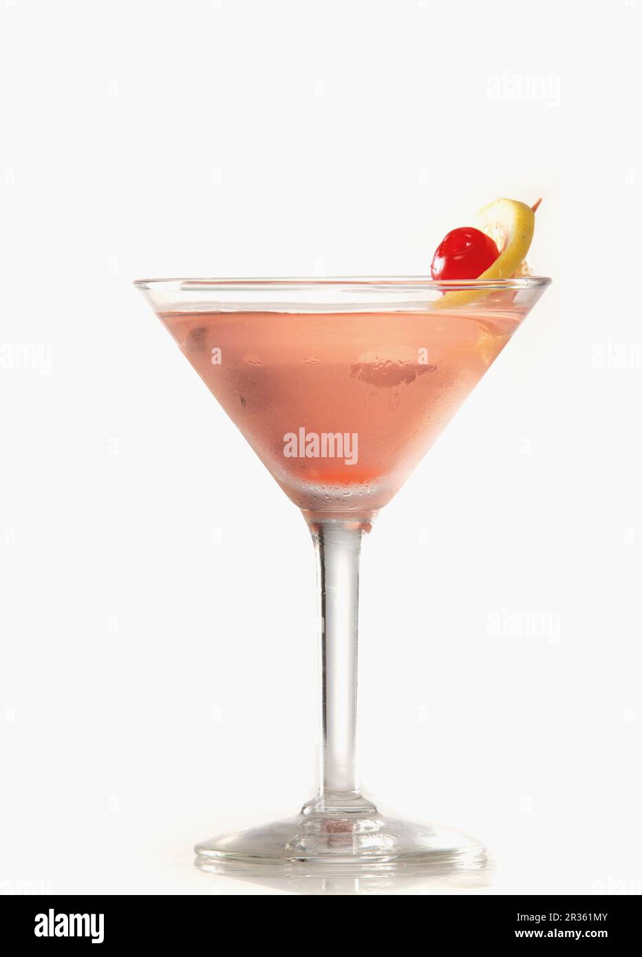 Ein rosafarbener Cocktail auf einer weißen Oberfläche Stockfoto