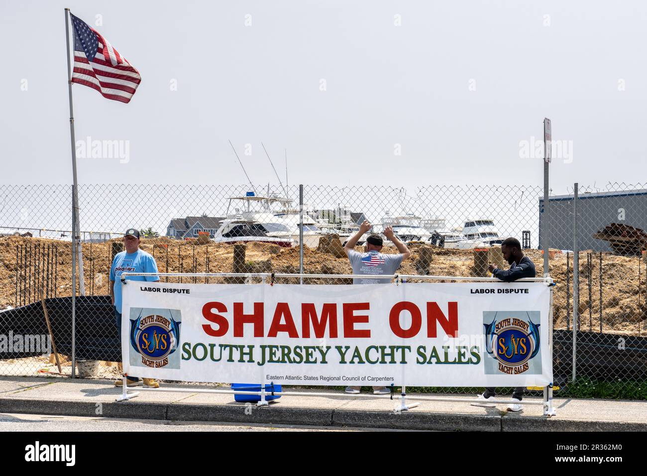 Somers Point, NJ - 22. Mai 2023: Labour Dispute Banner für den Eastern Atlantic States Regional Council of Carpenters auf der Baustelle des S Stockfoto