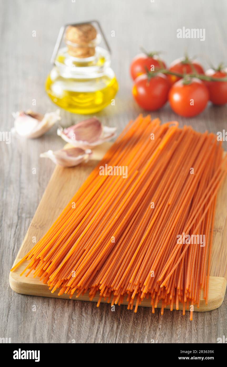 Rohe Tomatenspaghetti auf einem Holzbrett Stockfoto