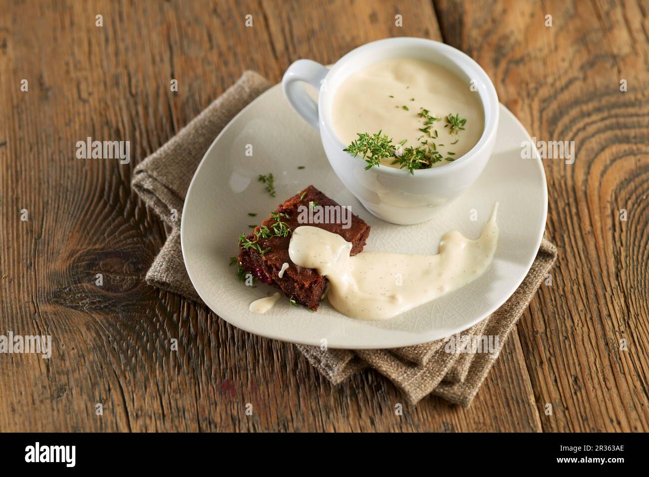 Bayerische Sahne- und Vanillesägen und gewürzter Schokoladenfondat Stockfoto