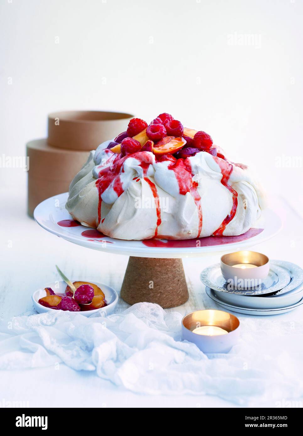 Pavlova mit Nektarinen und Himbeeren Stockfoto