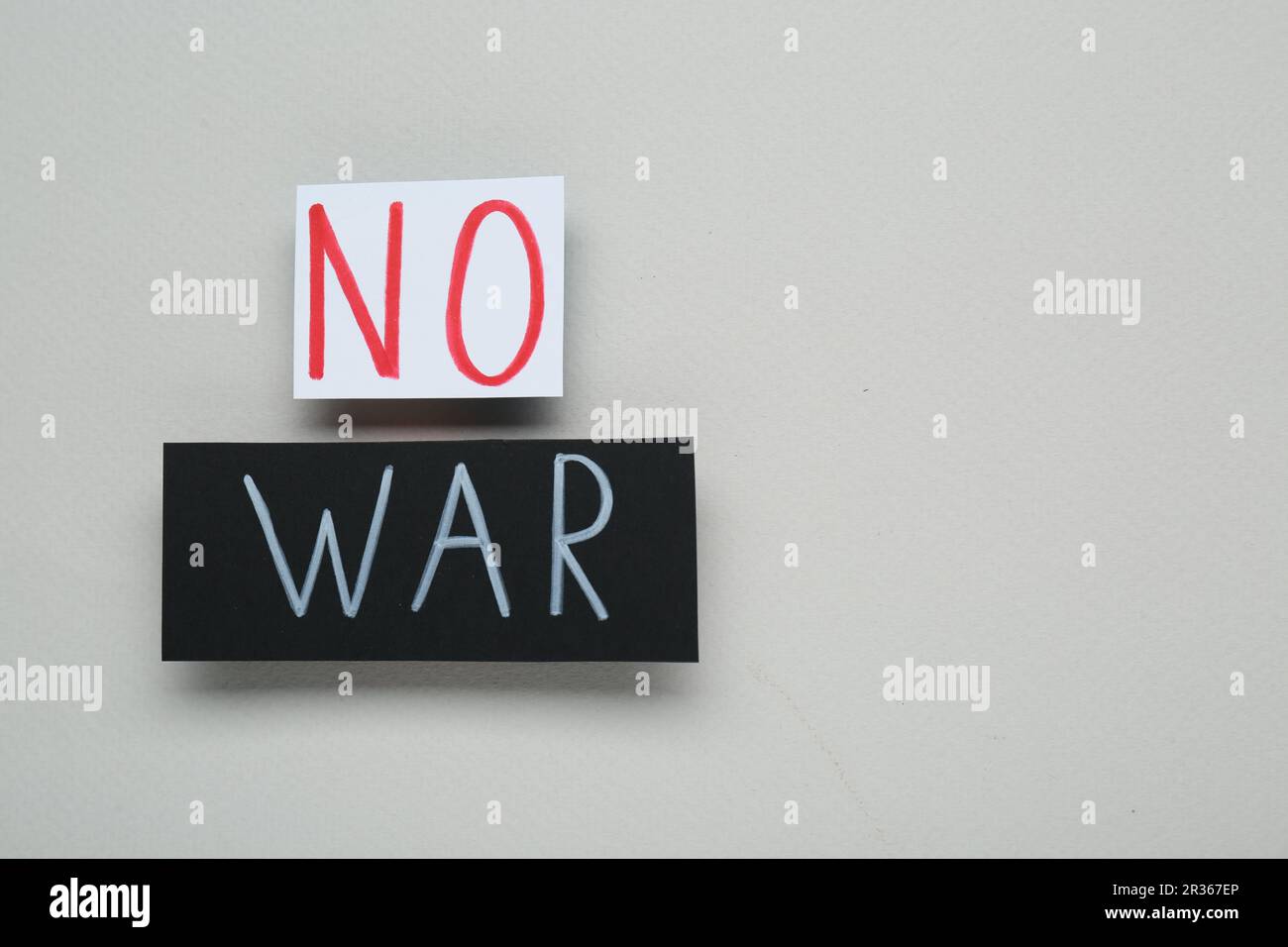 Karten mit den Worten „kein Krieg“ auf hellgrauem Hintergrund, Draufsicht. Platz für Text Stockfoto