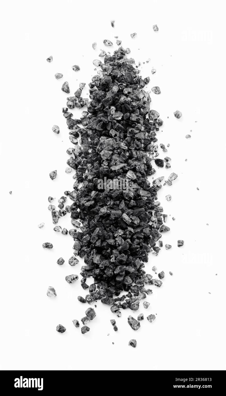 Ein Haufen schwarzes vulkanisches Salz auf einer schwarzen Oberfläche Stockfoto