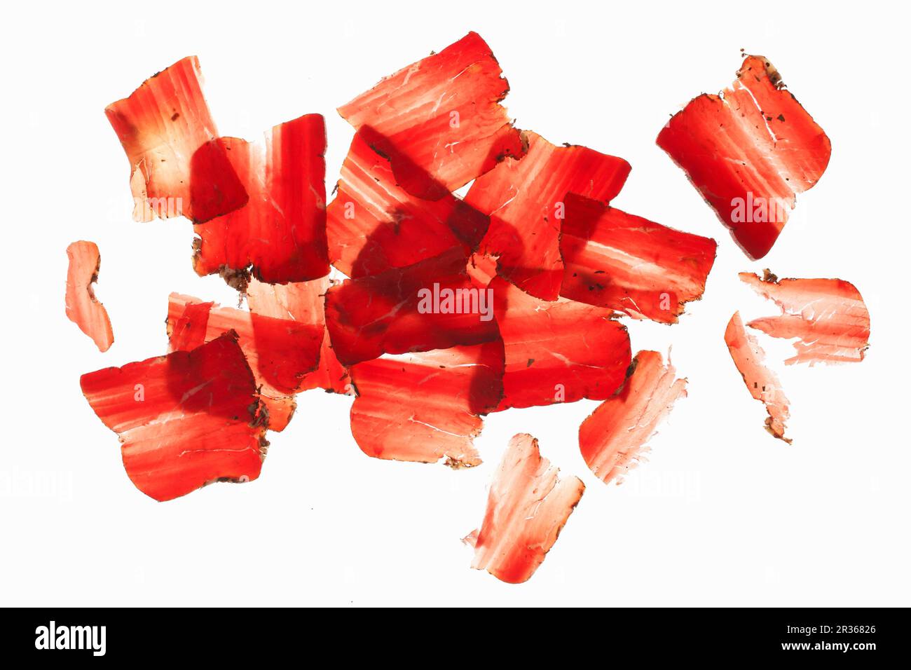 Geräuchertes Rindfleisch auf einer Glasplatte (Südtirol) Stockfoto