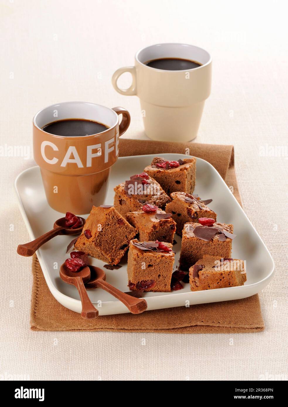 Chocolate Brownies mit getrockneten Preiselbeeren serviert mit Kaffee Stockfoto