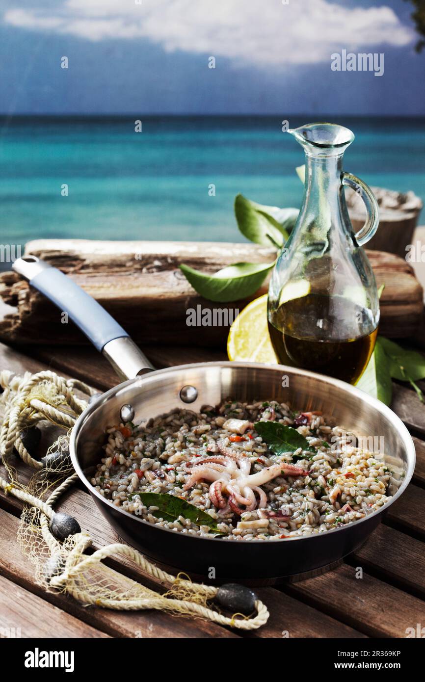 Meeresfrüchte-Risotto mit Lorbeerblättern Stockfoto
