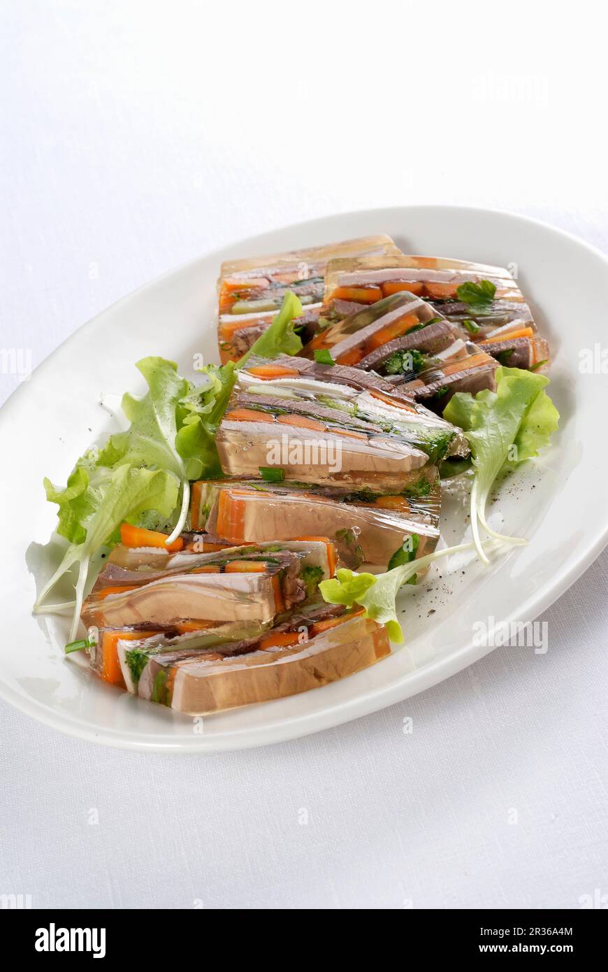 Gemischtes Fleisch und Gemüse in Aspik Stockfoto