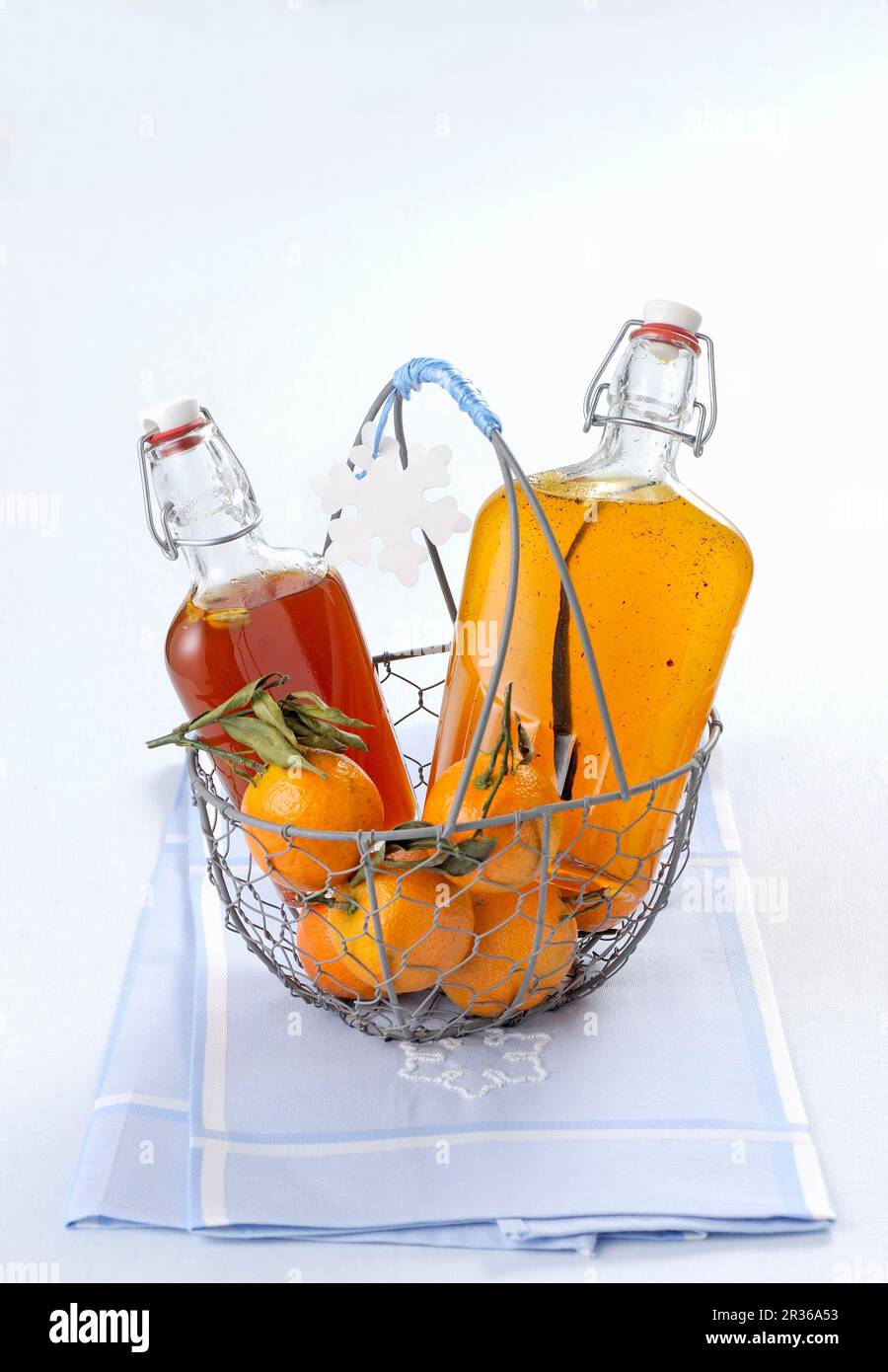 Orangen- und Mandarinsirup in Flip-Top-Flaschen Stockfoto