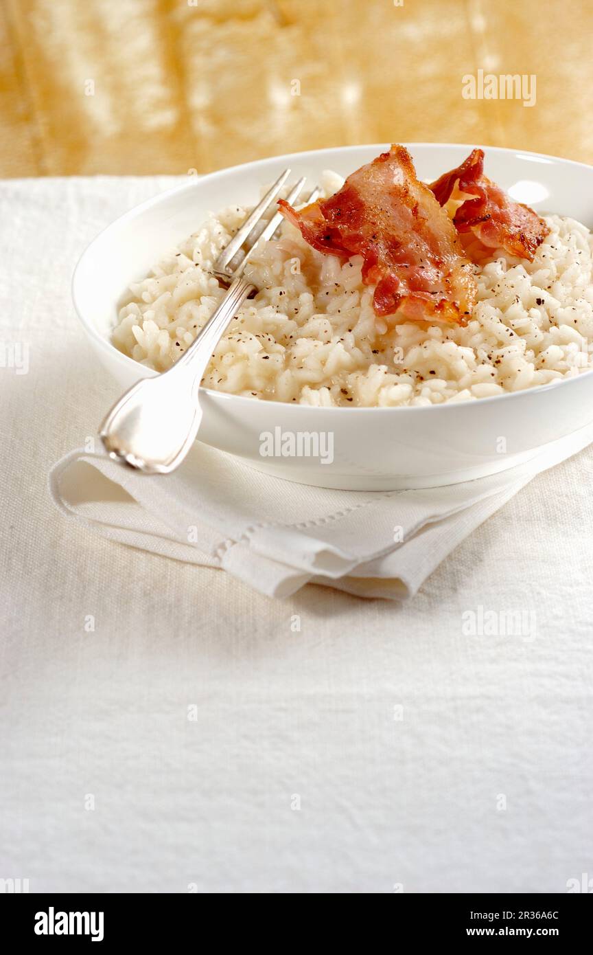 Risotto mit knusprigem Speck Stockfoto