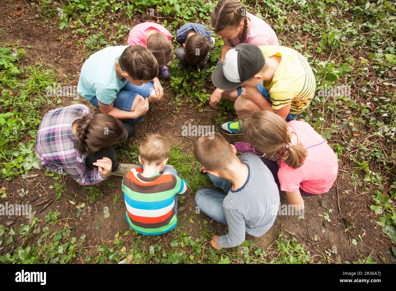 Kinder haben Spaß im freien Stockfoto