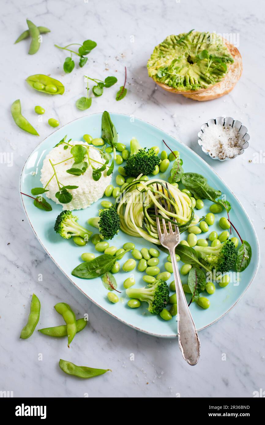Grüner Salat aus Zucchini-Spaghetti, Edamambohnen, Brokkoli ...