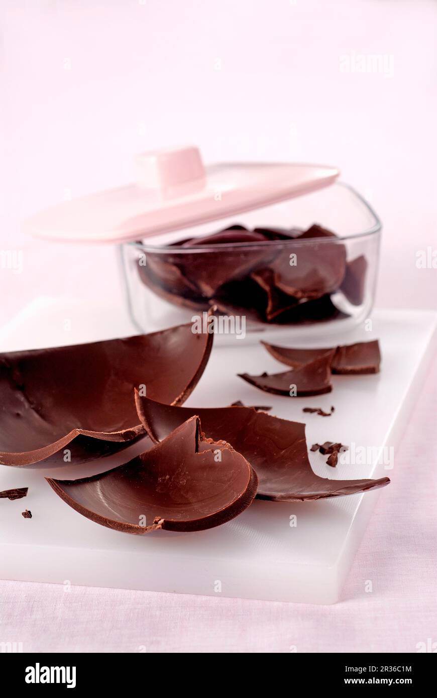 Ein zerbrochenes Schokoladenei Stockfoto