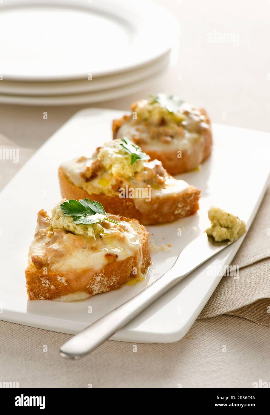 Bruschetta mit artischockencreme Stockfoto