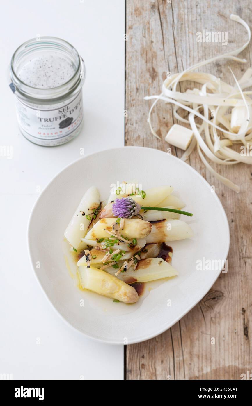 Spargel mit Trüffelverband und Balsamico-Essig Stockfoto