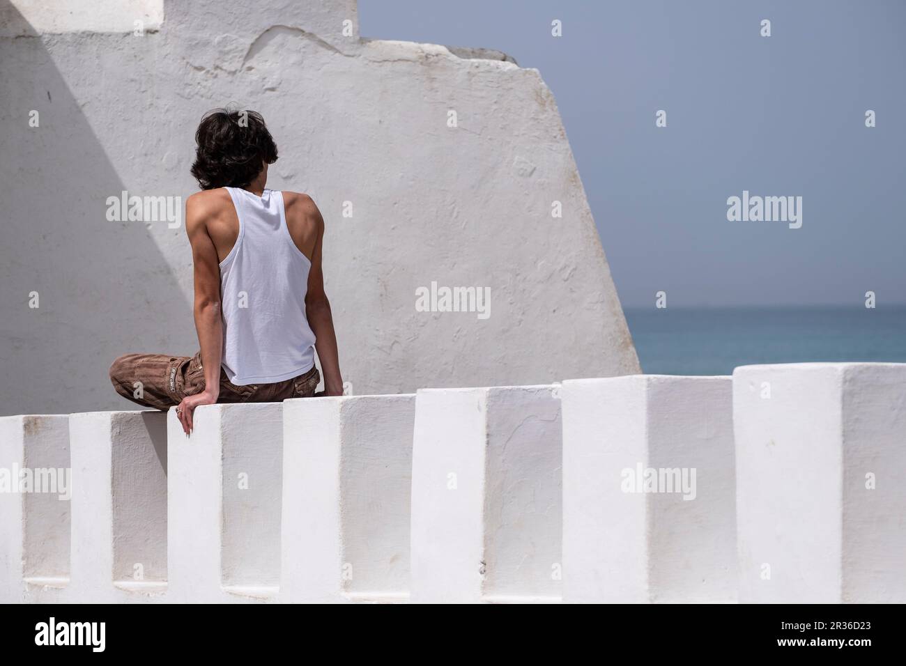 Tourist an der Mauer, Asilah, marokko, afrika. Stockfoto