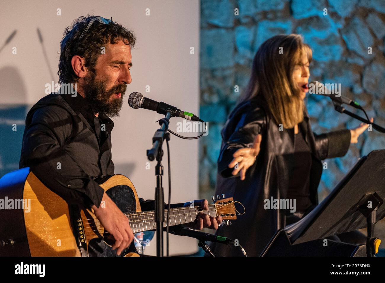 Performance von Maria del Mar Bonet und Borja Penalba, Es Baluart, Palma, Mallorca. Stockfoto