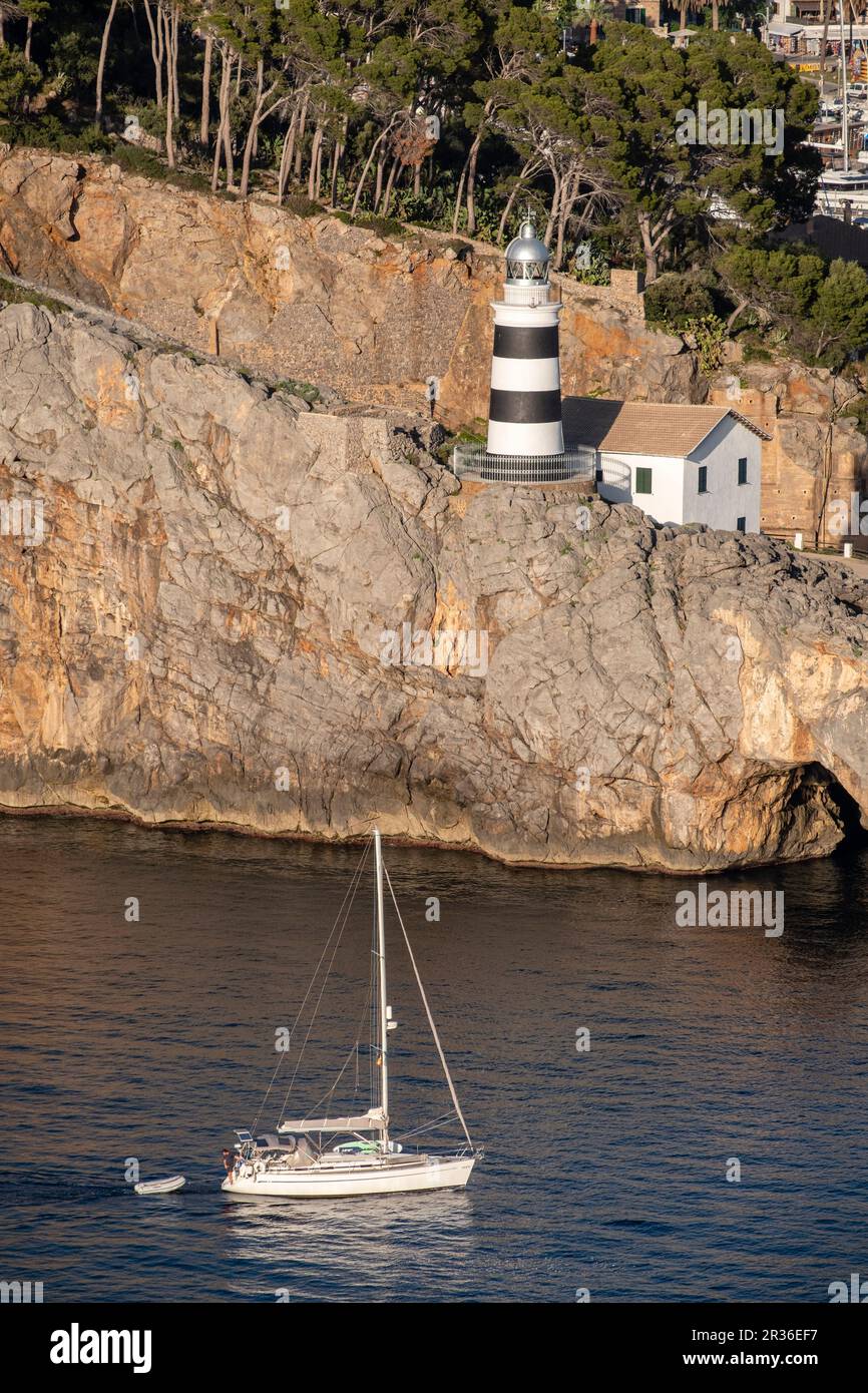 Schiff in Soller Hafen, Punta de Sa Creu Ligthouse, Mallorca, Balearen, Spanien. Stockfoto