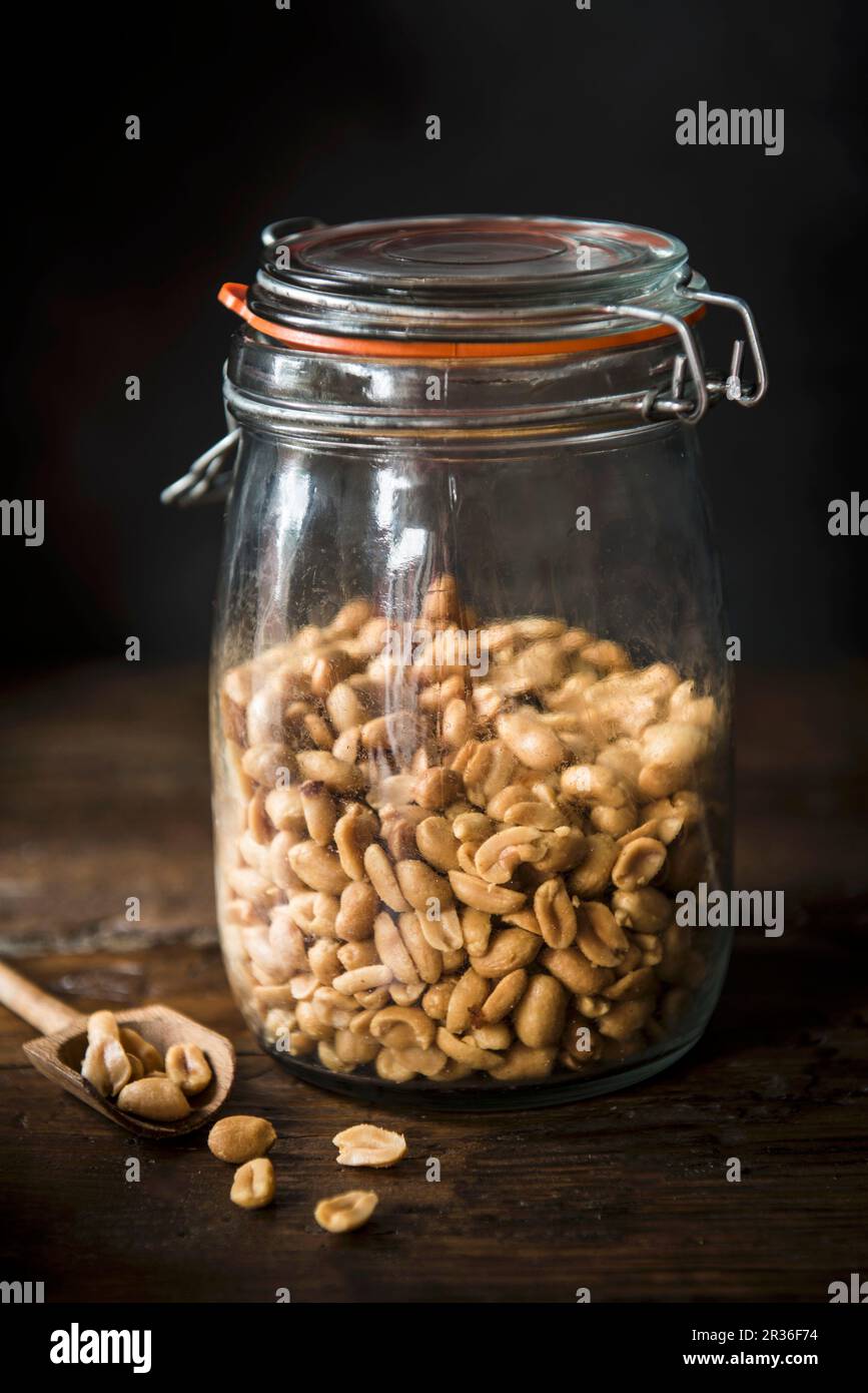 Erdnüsse in einem Konservierungsglas Stockfoto