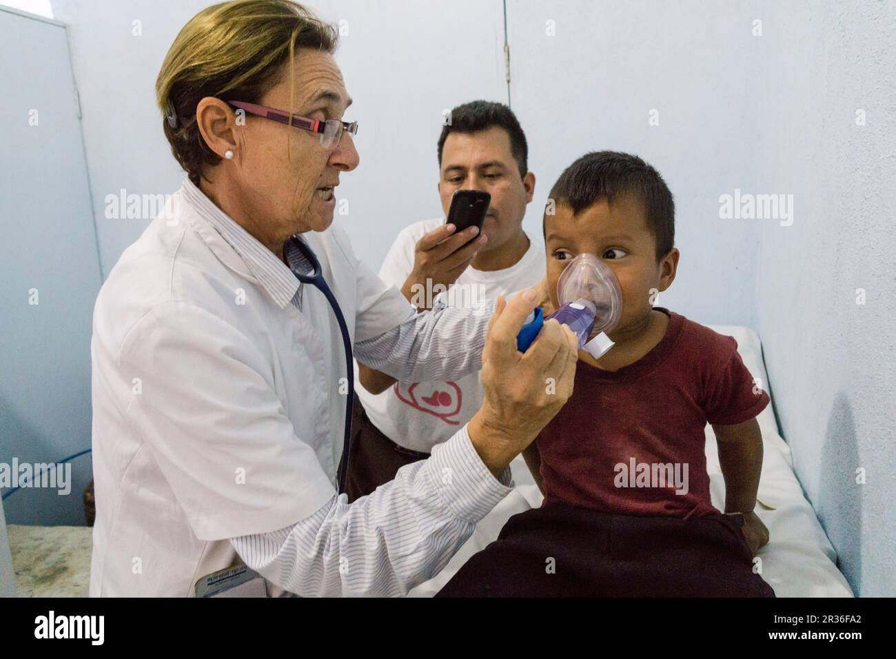 Tratamiento de Insuficiencia Respiratoria Infantil, La Taña, Zona Reina, Uspantán, Quiche, Guatemala, Mittelamerika. Stockfoto