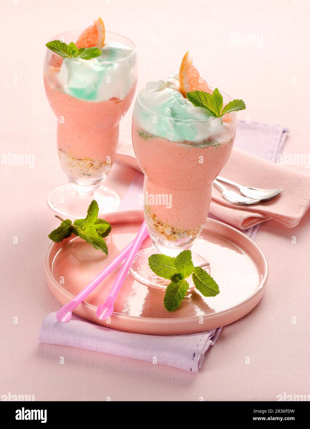 Blut-Orangensorbet mit Curacao-Creme Stockfoto