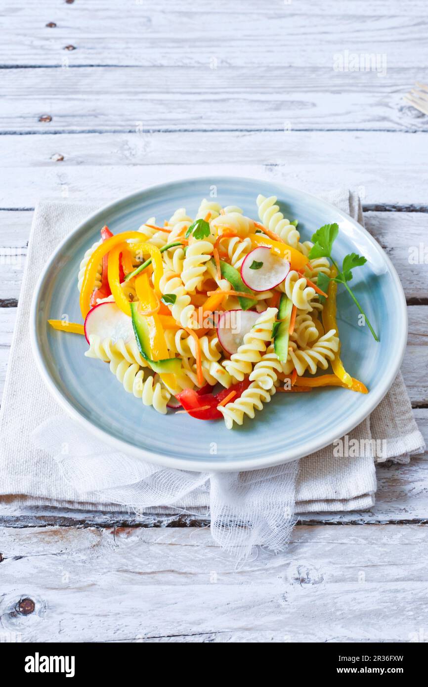 Fusilli mit bunten Gemüse Stockfoto