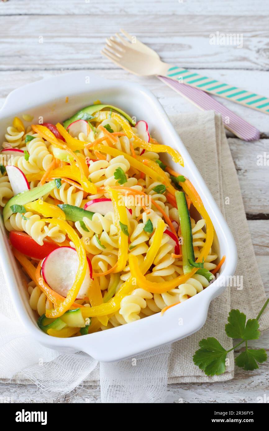 Fusilli mit bunten Gemüse Stockfoto