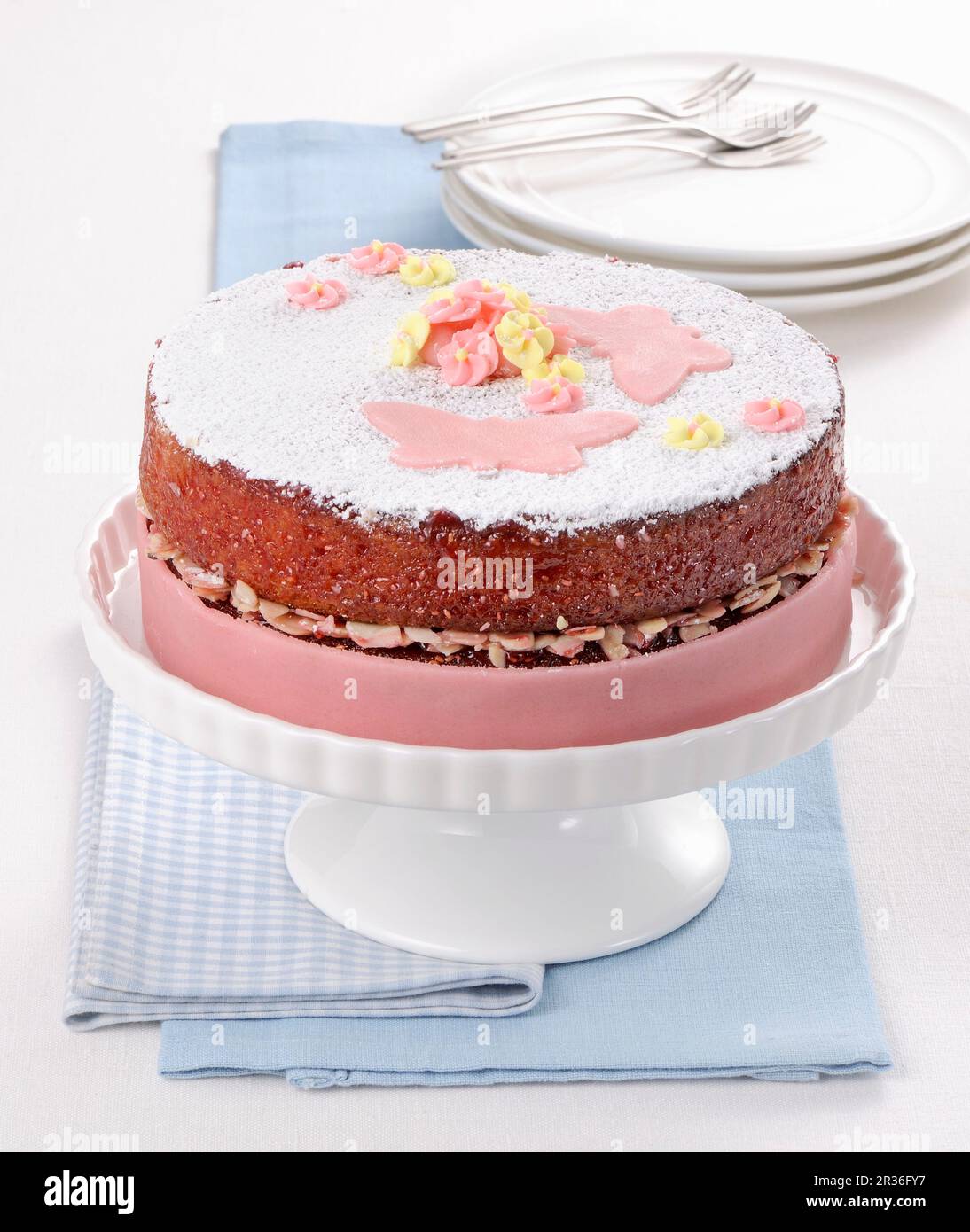 Eine feierliche Mandel Kuchen mit rosa Marzipan dekoriert Stockfoto
