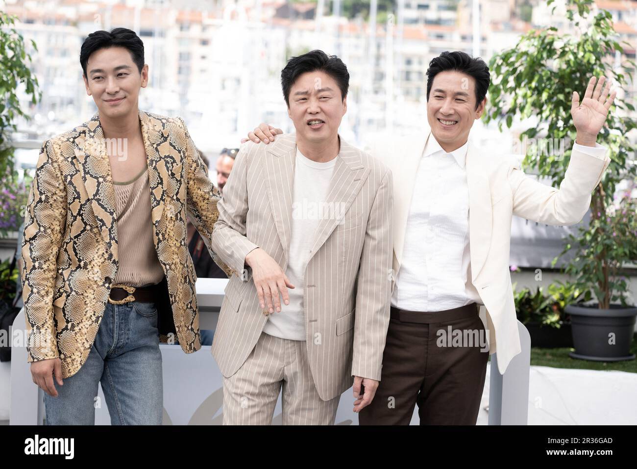 Cannes, Frankreich. 23. Mai 2023. Ju Ji-hun, Kim Hee-won und Lee Sun-kyun nehmen am 22. Mai 2023 in Cannes an der Fotokonferenz zum Projekt „Silence“ beim jährlichen Filmfestival 76. in Cannes im Palais des Festivals Teil. Foto: David Niviere/ABACAPRESS.COM Kredit: Abaca Press/Alamy Live News Stockfoto