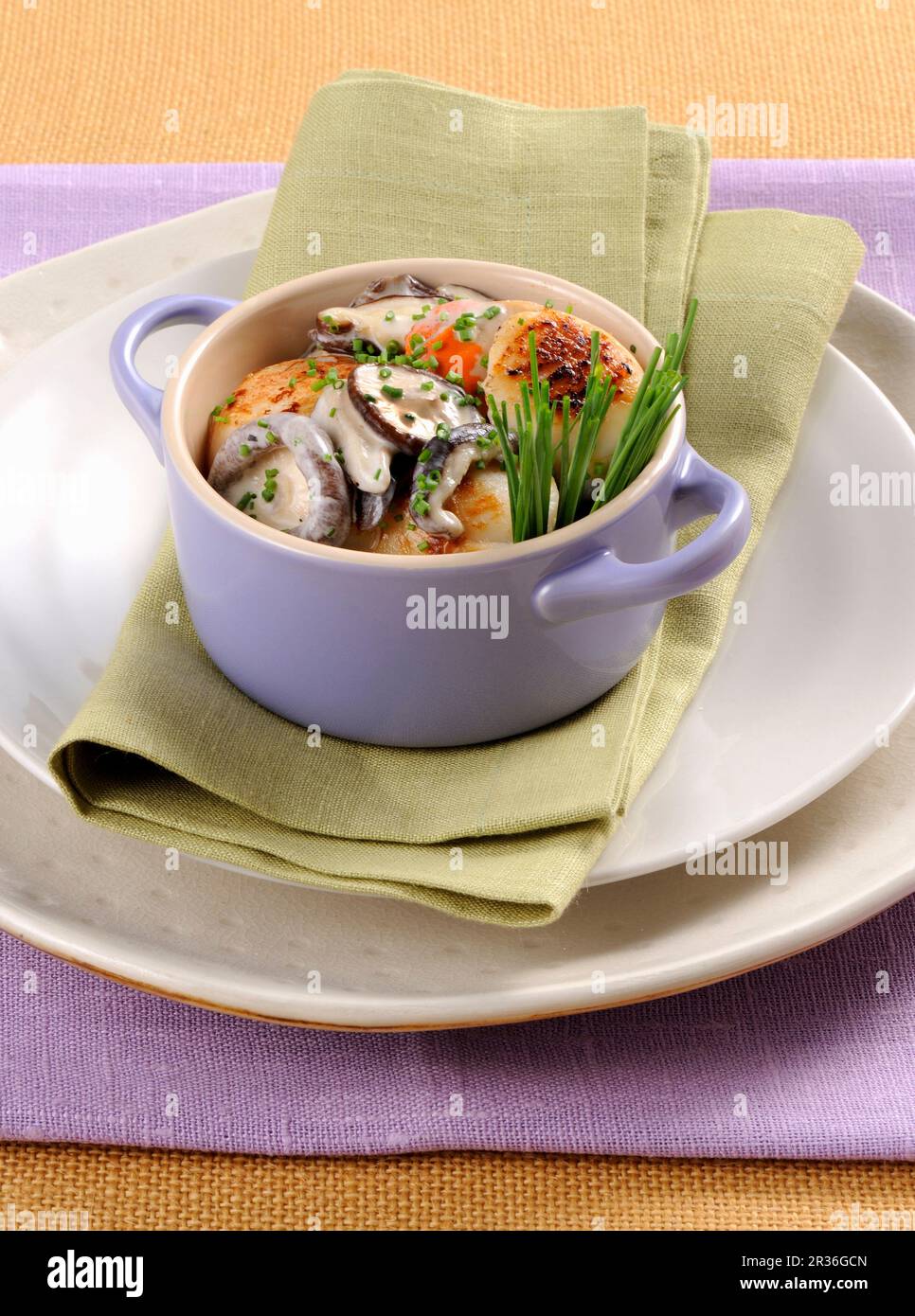 Jakobsmuscheln mit Pilzen Stockfoto