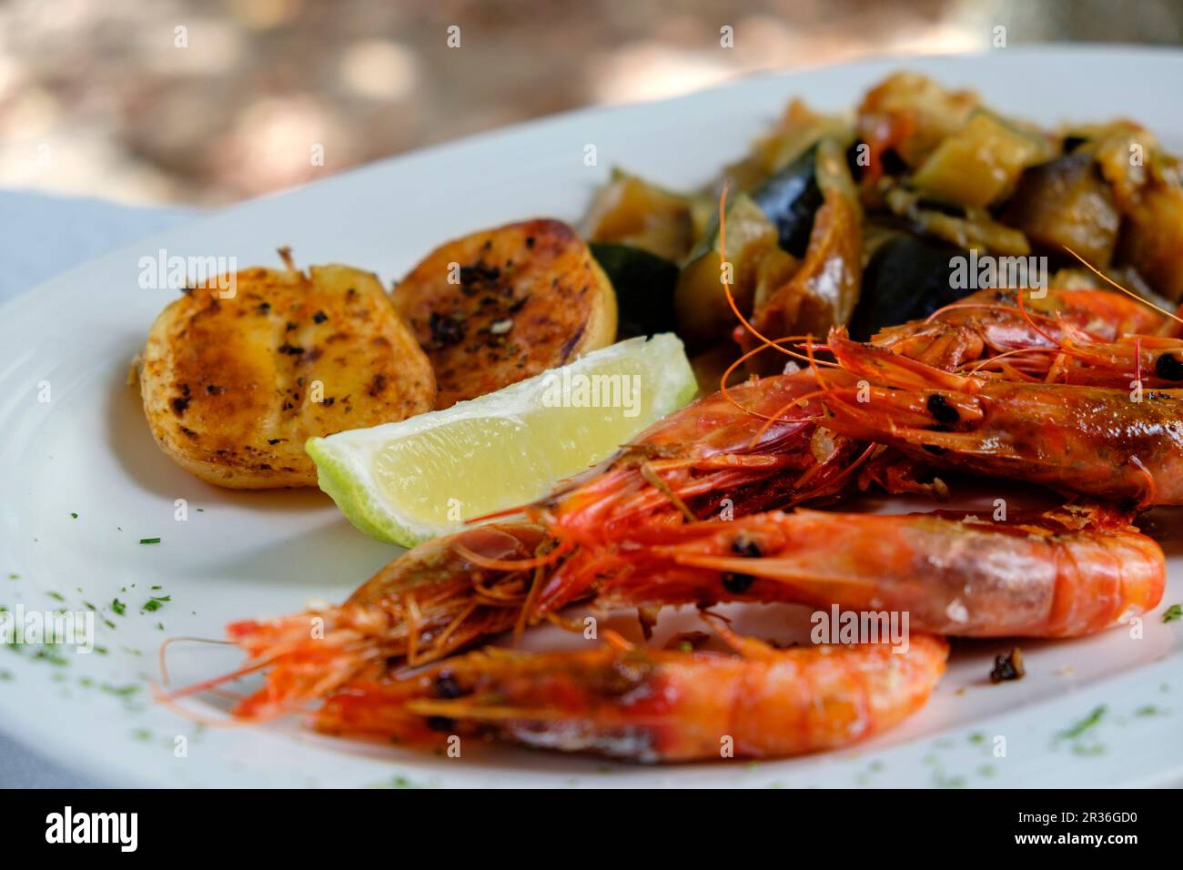 Gambas a la plancha, Restaurante Es Codol Foradat, Beach Club, Formentera,  Balearen, Spanien Stockfotografie - Alamy