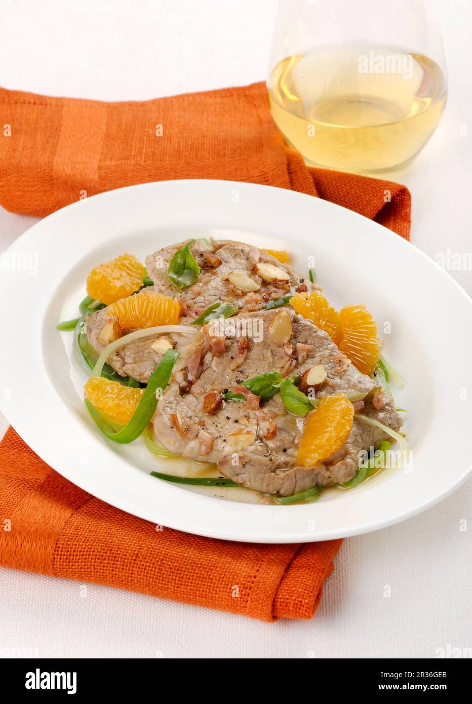 Kalbsschnitzel mit Orangenfilets und Mandeln Stockfoto