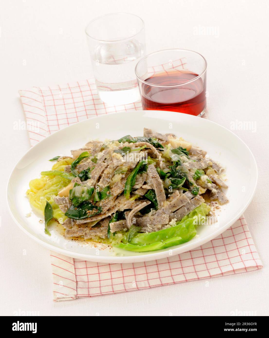 Pizzoccheri con le verdure (Buchweizenpasta mit Gemüse, Italien) Stockfoto