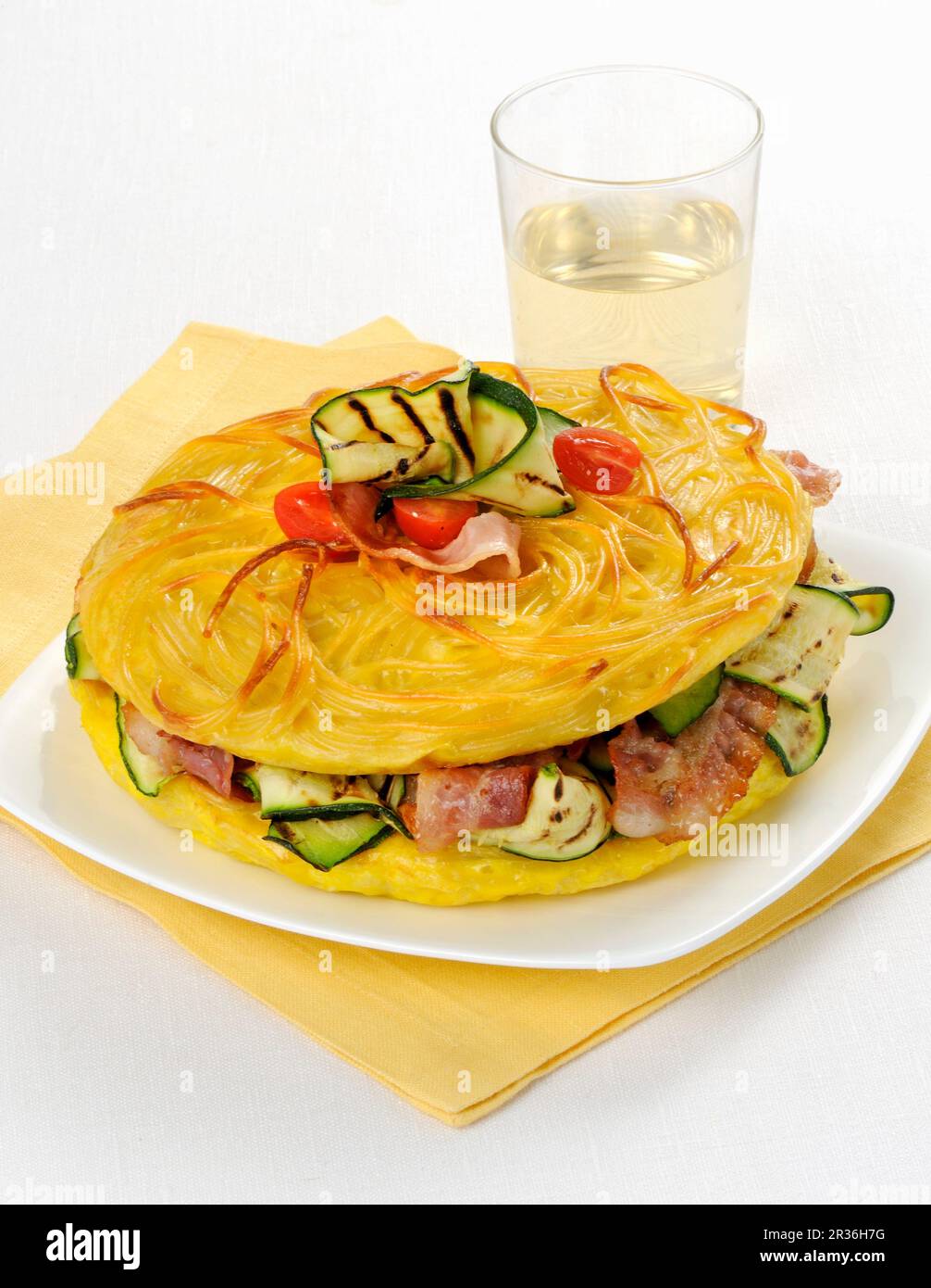 Frittata di Spaghetti ripiena (gefülltes Spaghetti-Omelett, Italien) Stockfoto