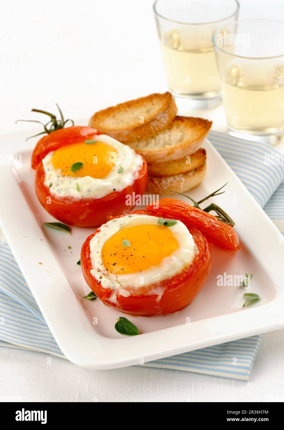 Tomaten mit Spiegelei Stockfoto