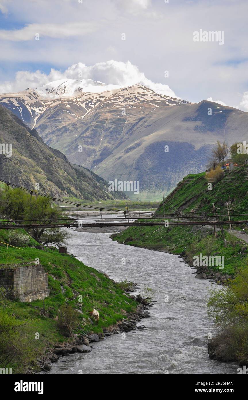 Gebirgskette um Stepanzminda im Kaukasischen Gebirge Stockfoto