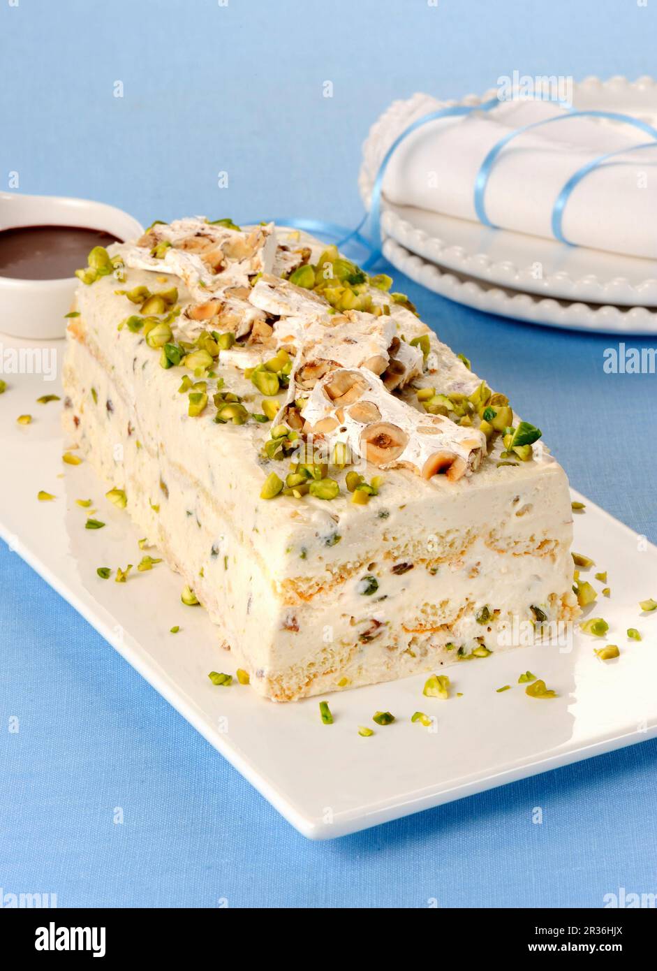 Semifreddo con spuma di torrone allo Spumante (Nougat Elch-Eiscreme mit Champagner-Schwammfingern, Italien) Stockfoto