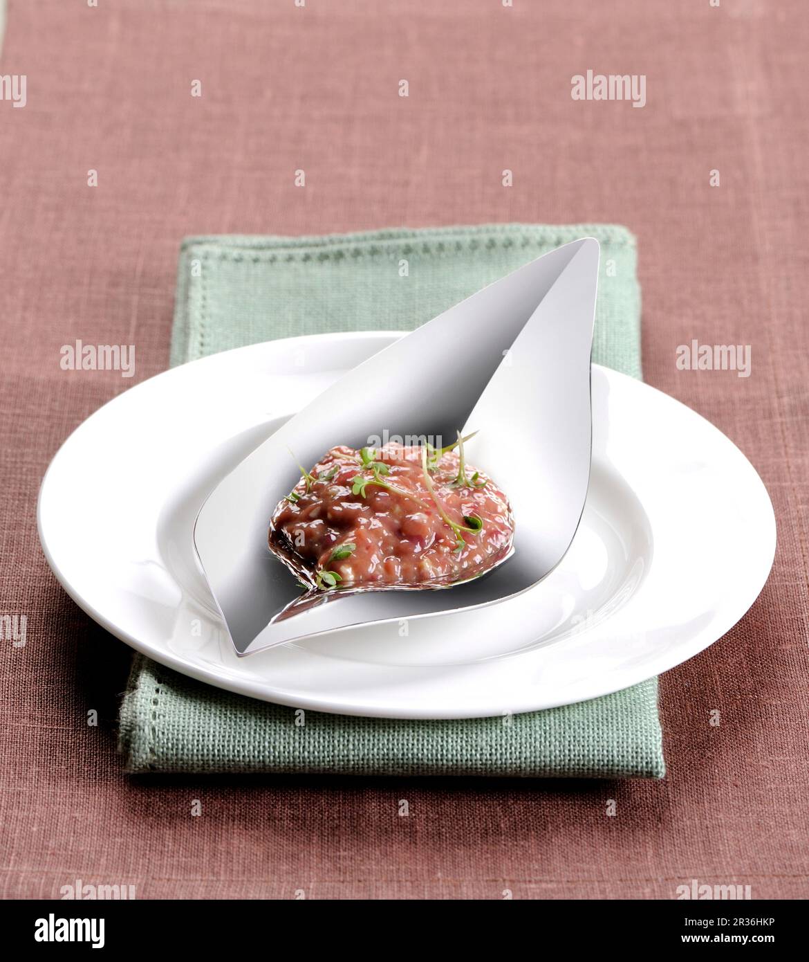 Niere Tartar mit Kräuter Stockfoto