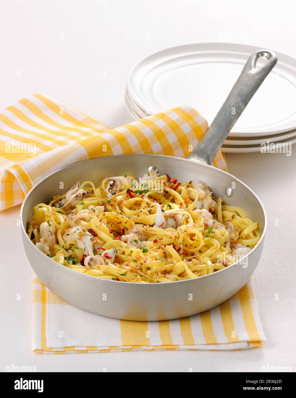Gebratene Linguine mit Tintenfisch Stockfoto