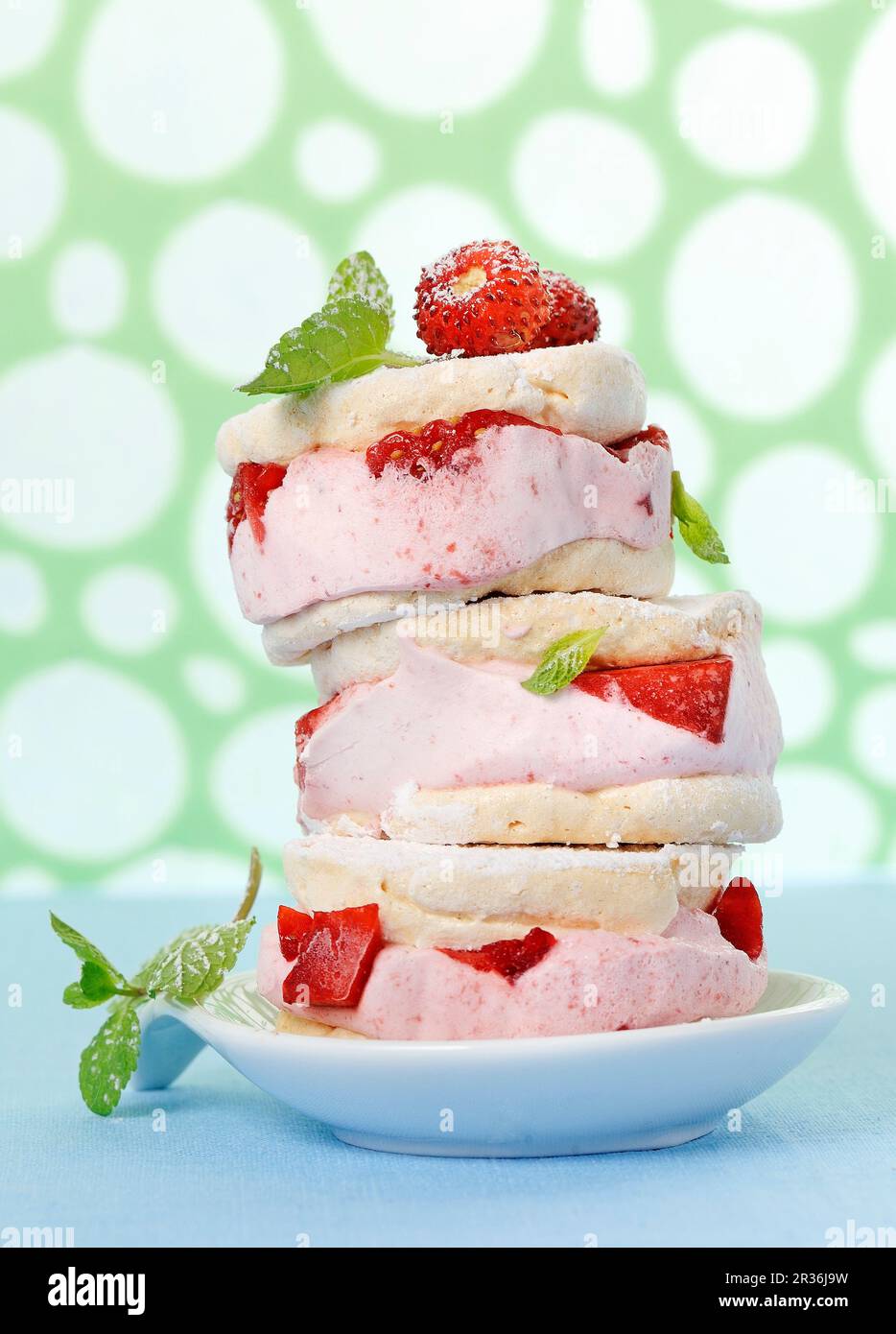 Eissandwiches mit Baiser und Erdbeereis Stockfoto